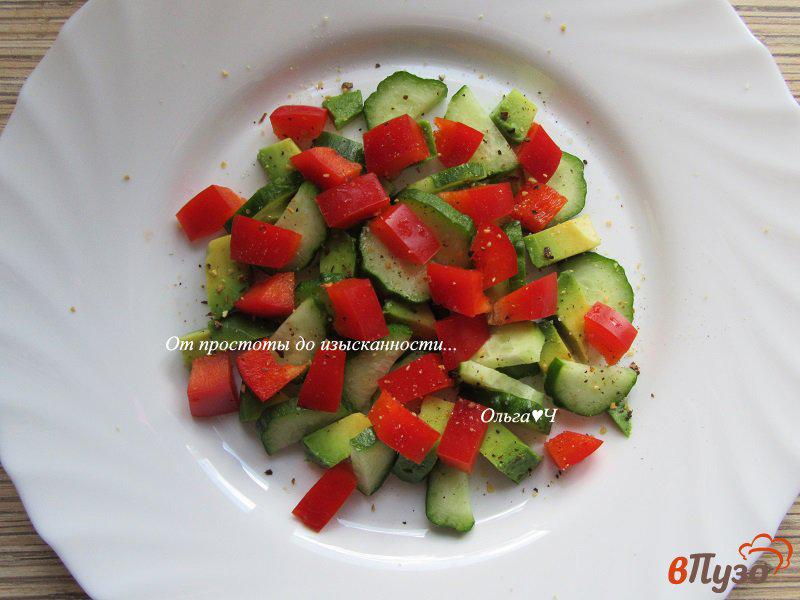 Фото приготовление рецепта: Салат из авокадо, огурца и сладкого перца шаг №2