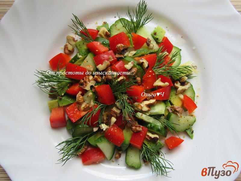 Фото приготовление рецепта: Салат из авокадо, огурца и сладкого перца шаг №3