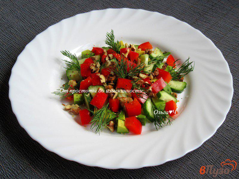 Фото приготовление рецепта: Салат из авокадо, огурца и сладкого перца шаг №4