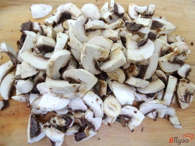 Фото приготовление рецепта: Капуста тушёная со свининой и грибами шаг №4
