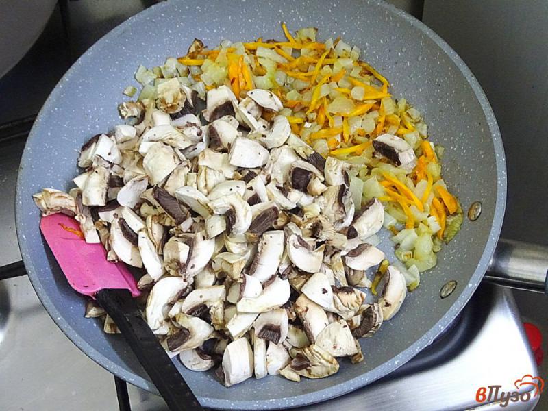 Фото приготовление рецепта: Капуста тушёная со свининой и грибами шаг №5