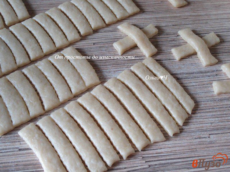 Фото приготовление рецепта: Печенье «Крестики» с орехами шаг №5