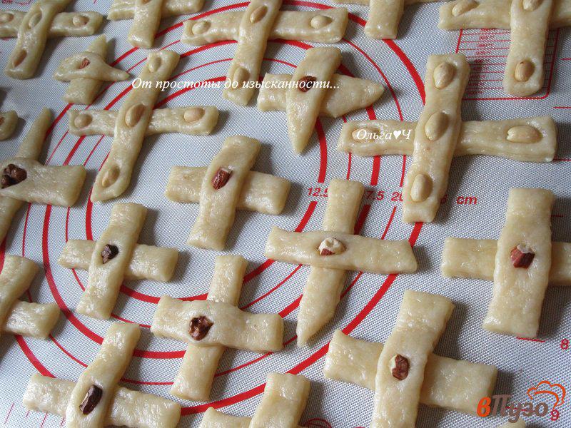 Фото приготовление рецепта: Печенье «Крестики» с орехами шаг №7