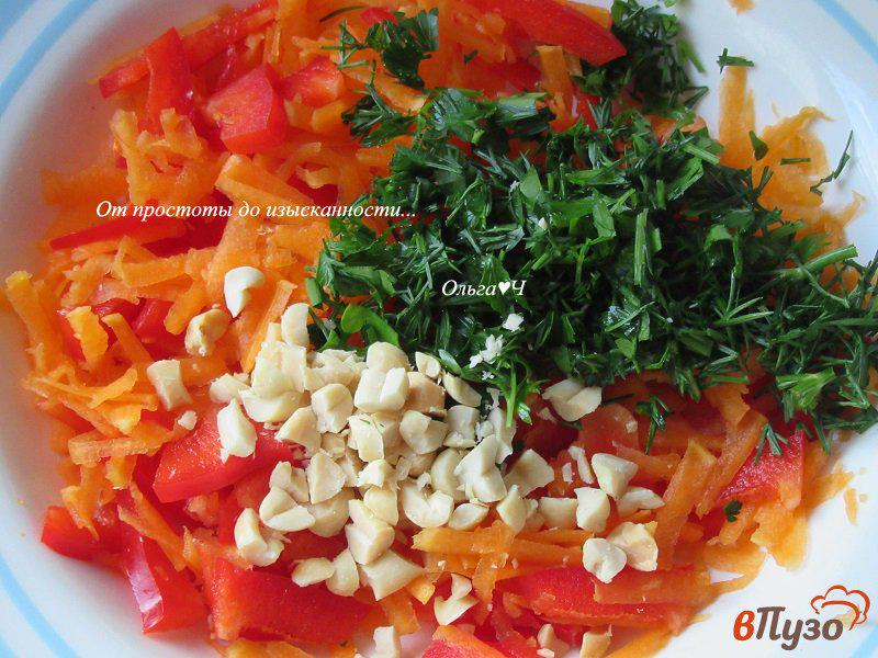 Фото приготовление рецепта: Салат из тыквы и сладкого перца с соленым арахисом шаг №2
