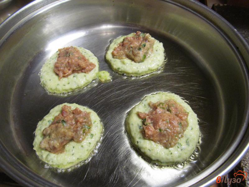 Фото приготовление рецепта: Кабачковые пирожки с мясным фаршем шаг №6