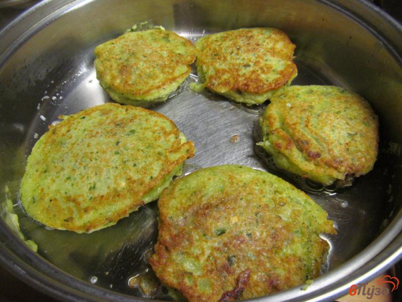 Фото приготовление рецепта: Кабачковые пирожки с мясным фаршем шаг №8