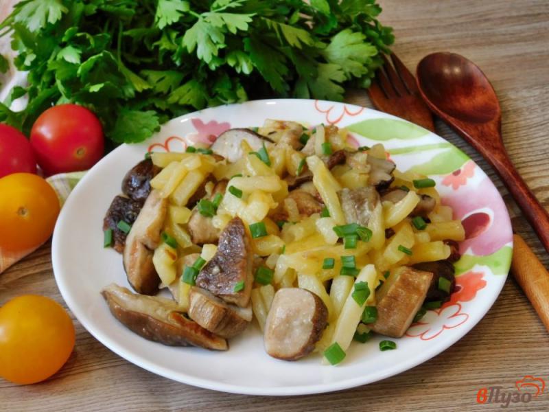 Фото приготовление рецепта: Лесные грибы, жареные с картофелем шаг №5