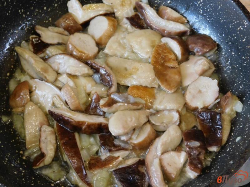 Фото приготовление рецепта: Лесные грибы, жареные с картофелем шаг №3