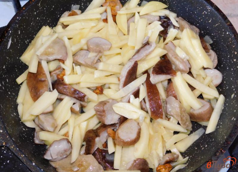 Фото приготовление рецепта: Лесные грибы, жареные с картофелем шаг №4