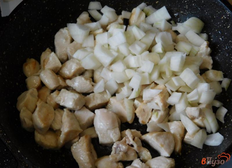 Фото приготовление рецепта: Куриная запеканка с картофелем шаг №2
