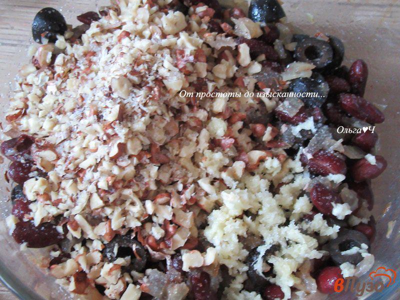 Фото приготовление рецепта: Салат из фасоли с маслинами и грецкими орехами шаг №3