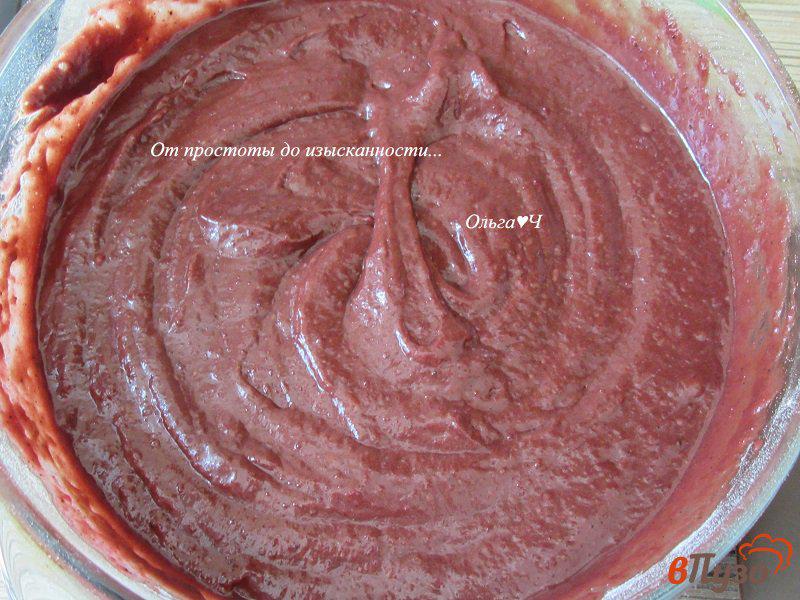 Фото приготовление рецепта: Свекольно-шоколадные кексы с вареньем шаг №3