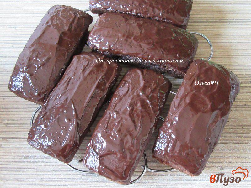 Фото приготовление рецепта: Свекольно-шоколадные кексы с вареньем шаг №5
