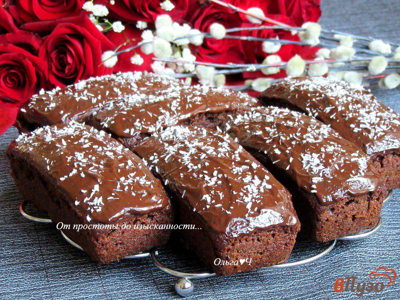 Фото приготовление рецепта: Свекольно-шоколадные кексы с вареньем шаг №6
