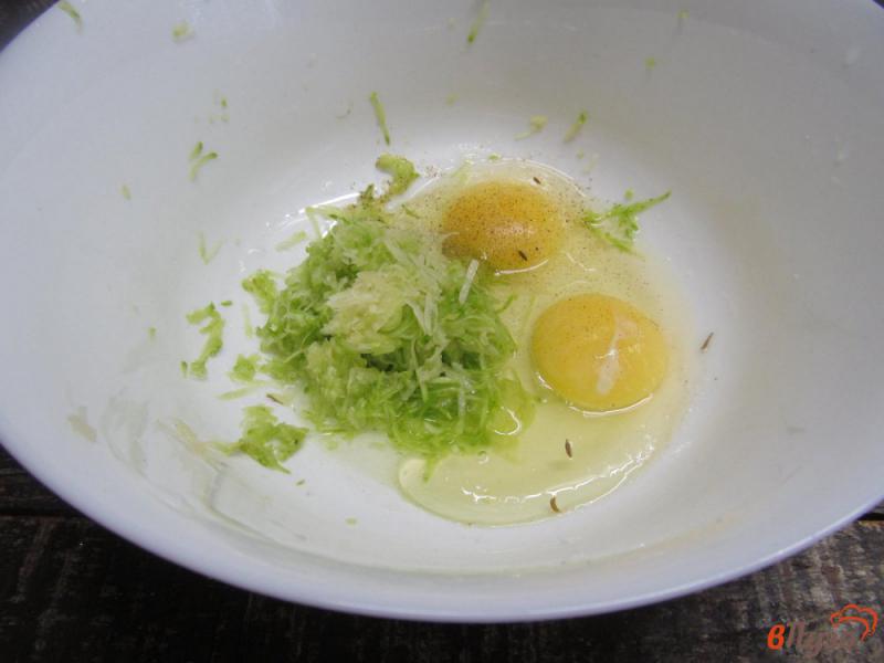 Фото приготовление рецепта: Рулет из кабачка с яйцом шаг №2