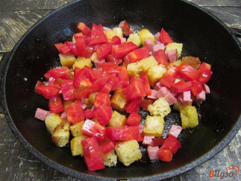 Фото приготовление рецепта: Хлебный омлет с помидором шаг №3