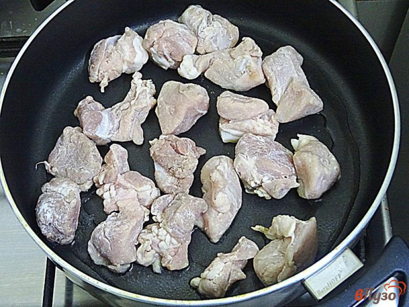 Фото приготовление рецепта: Свинина в томатном соусе шаг №4