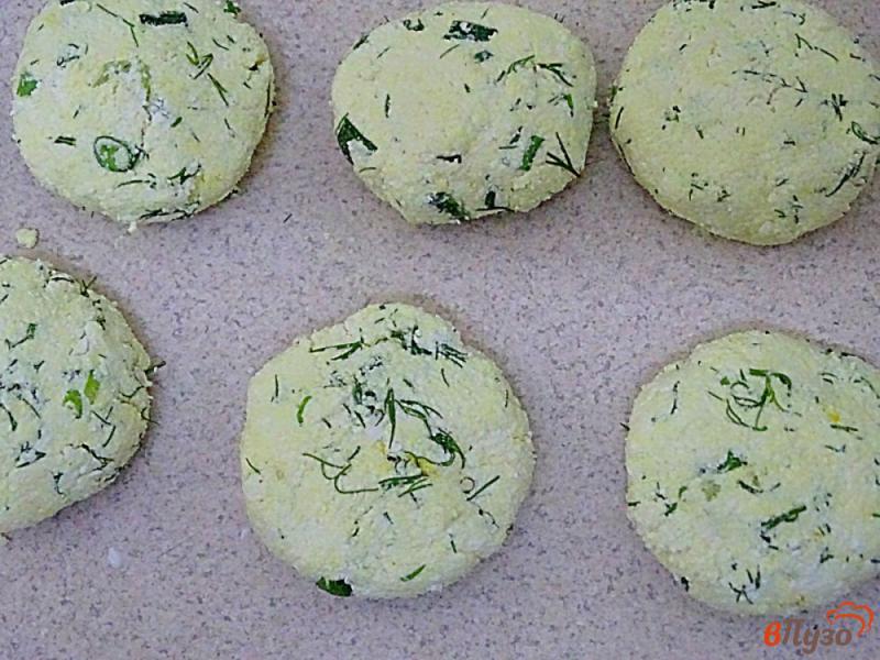 Фото приготовление рецепта: Сырники с зелёным луком и укропом без яиц шаг №3