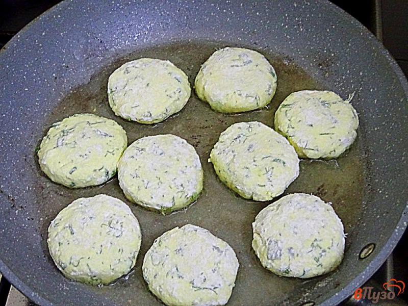Фото приготовление рецепта: Сырники с зелёным луком и укропом без яиц шаг №4