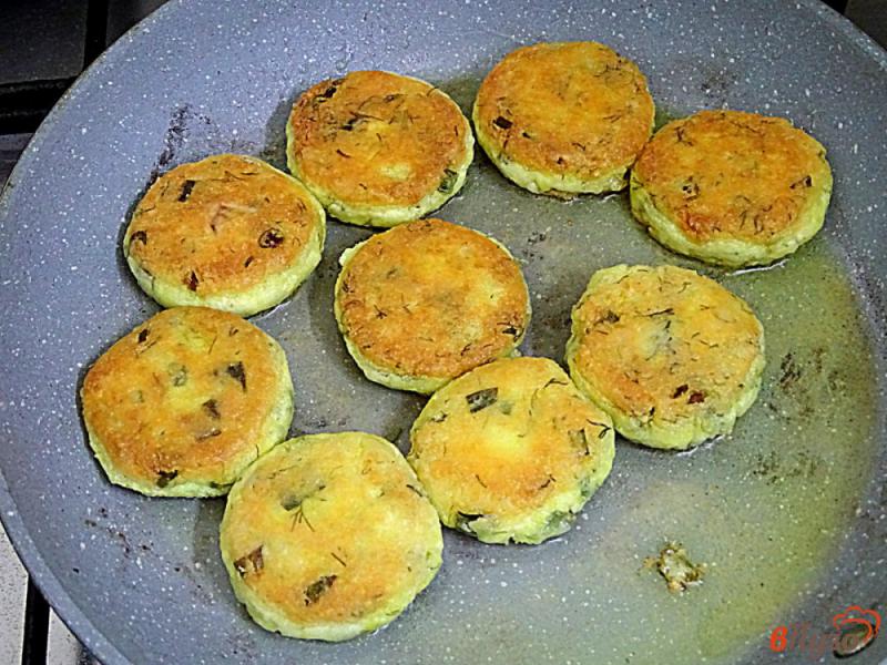 Фото приготовление рецепта: Сырники с зелёным луком и укропом без яиц шаг №5