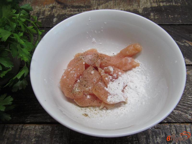 Фото приготовление рецепта: Мини шаурма с индейкой и сметанным соусом шаг №2