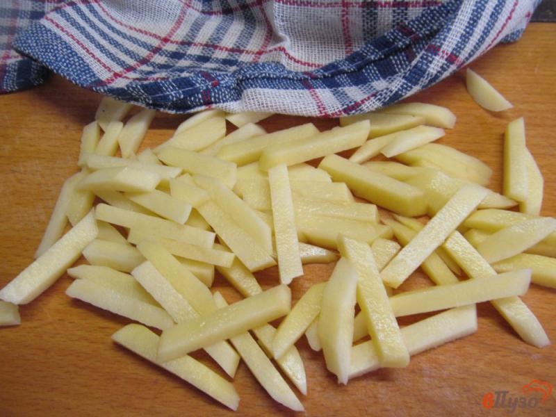 Фото приготовление рецепта: Жареная картошка с сосисками шаг №1