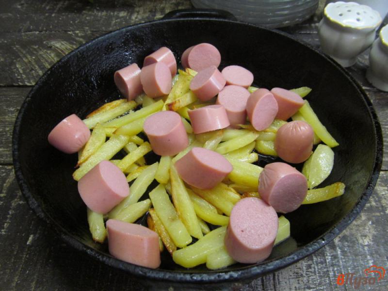 Фото приготовление рецепта: Жареная картошка с сосисками шаг №4