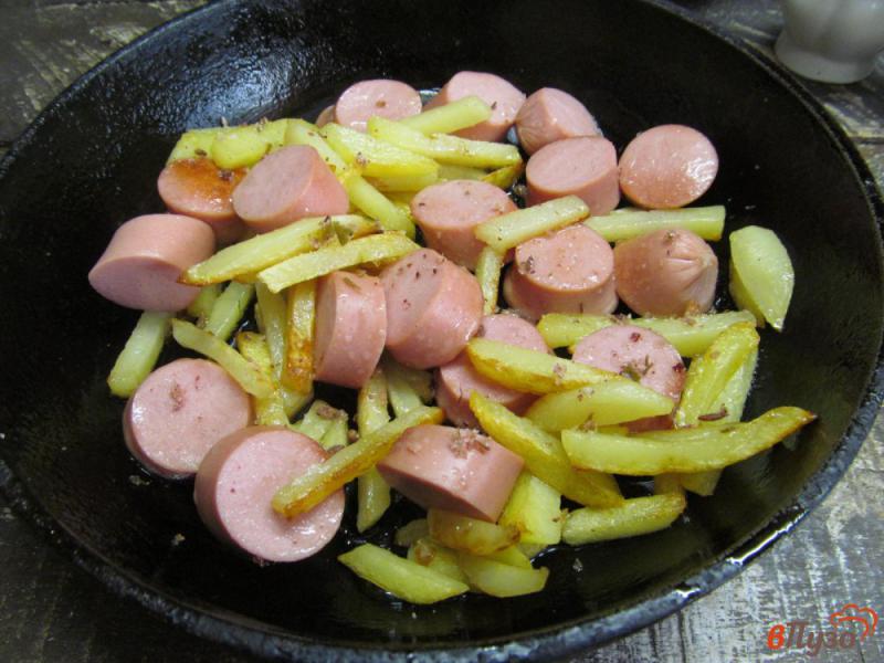 Фото приготовление рецепта: Жареная картошка с сосисками шаг №5