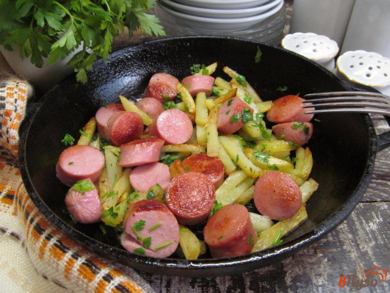 Фото приготовление рецепта: Жареная картошка с сосисками шаг №6