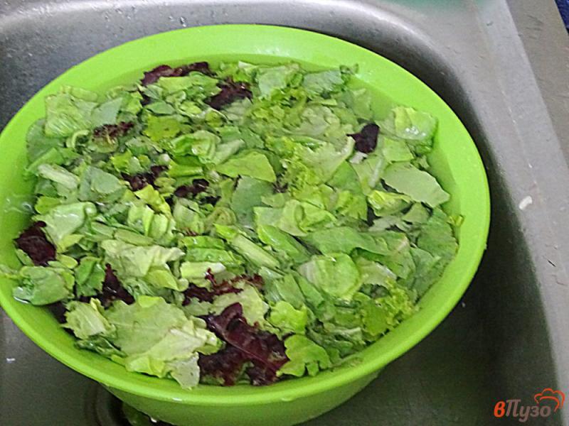 Фото приготовление рецепта: Зелёный микс салат с яйцом и огурцом шаг №2