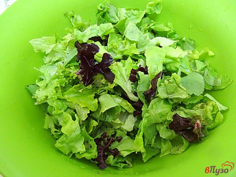 Фото приготовление рецепта: Зелёный микс салат с яйцом и огурцом шаг №3