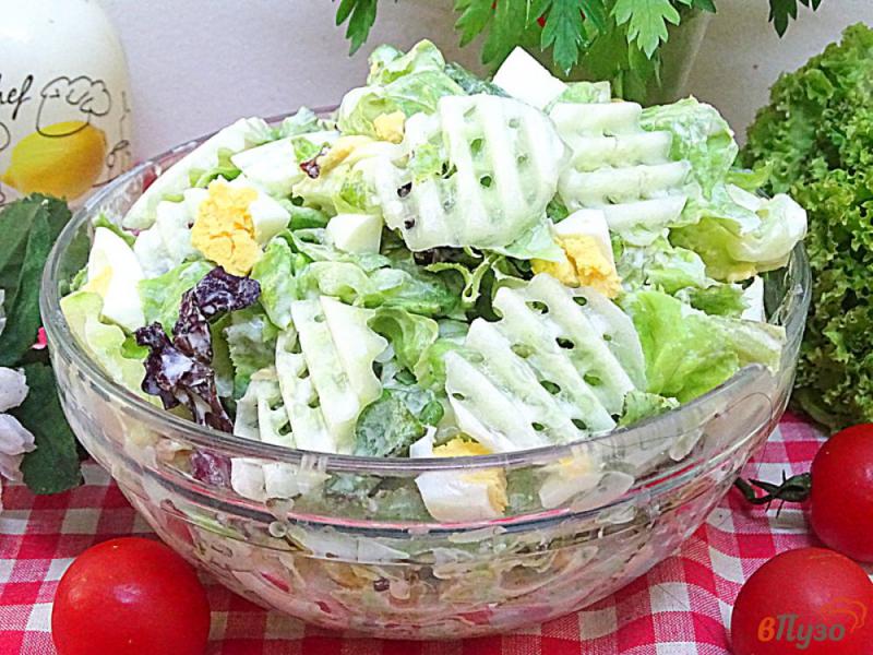 Фото приготовление рецепта: Зелёный микс салат с яйцом и огурцом шаг №6