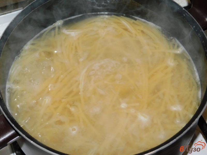 Фото приготовление рецепта: Спагетти с томатной пастой шаг №1