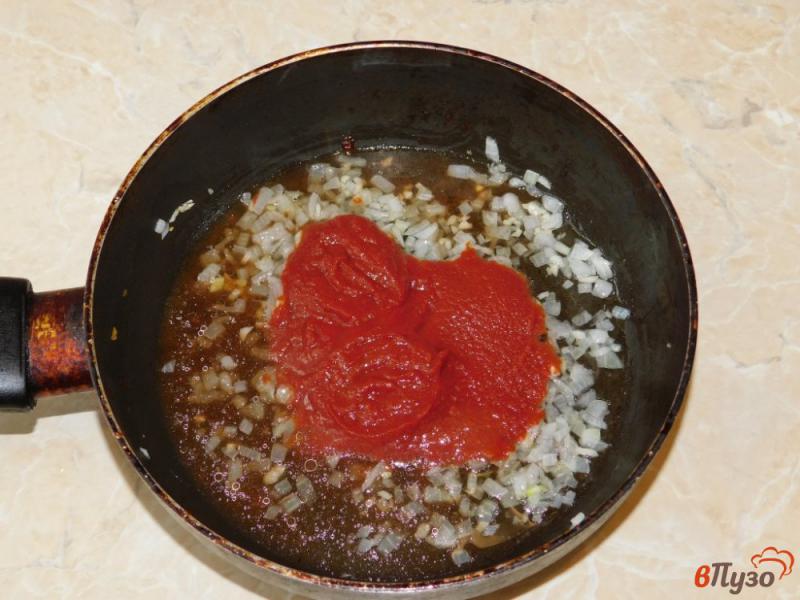 Фото приготовление рецепта: Спагетти с томатной пастой шаг №4