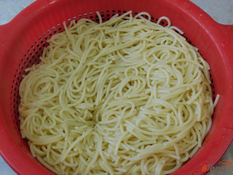 Фото приготовление рецепта: Спагетти с томатной пастой шаг №2