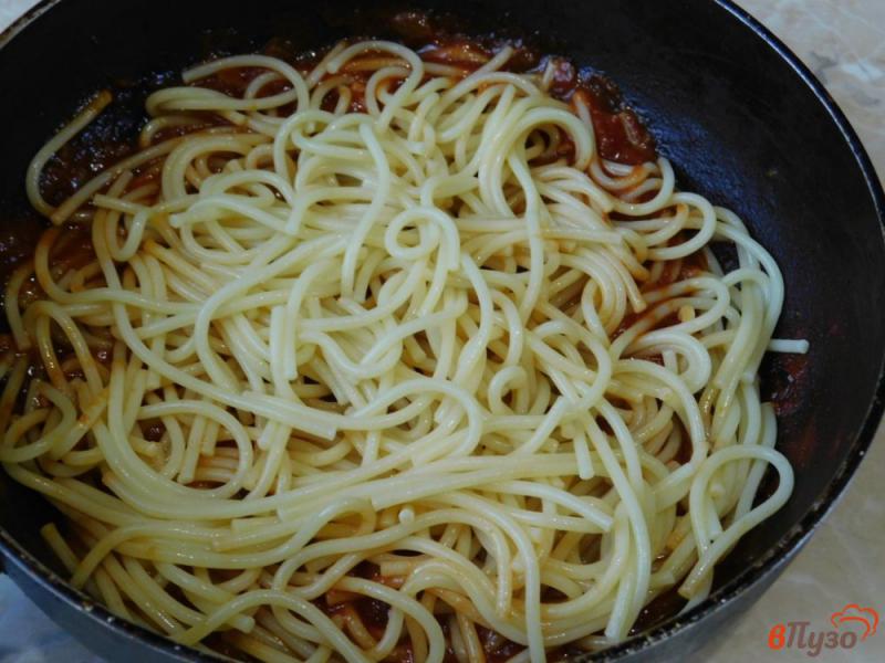 Фото приготовление рецепта: Спагетти с томатной пастой шаг №6