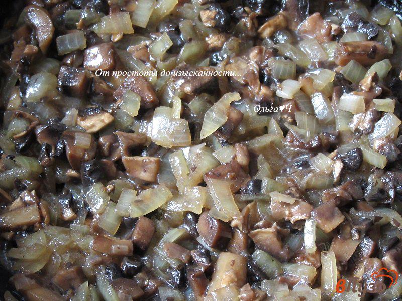 Фото приготовление рецепта: Цельнозерновая галета с капустой и грибами шаг №3
