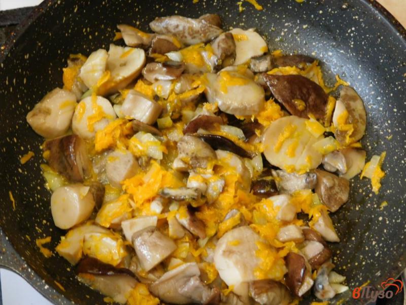 Фото приготовление рецепта: Грибной суп из лесных грибов шаг №4