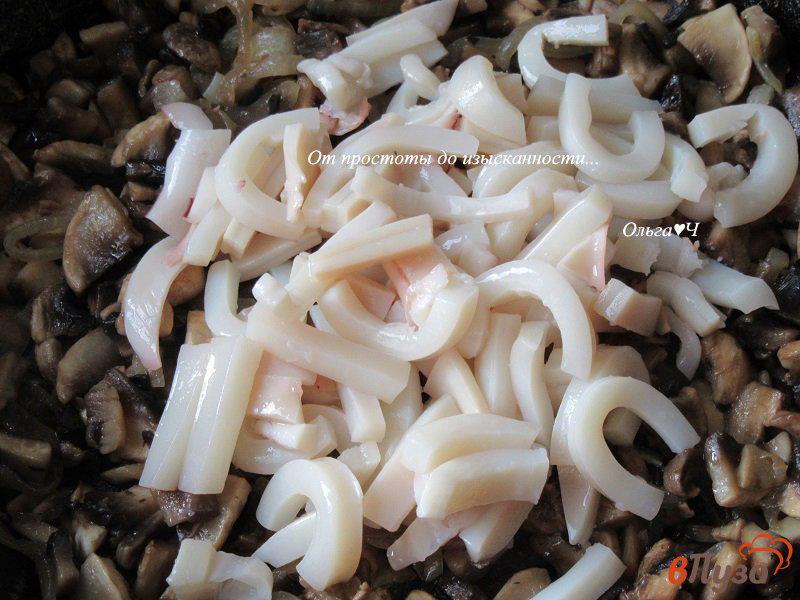 Фото приготовление рецепта: Закуска из грибов с кальмаром шаг №3