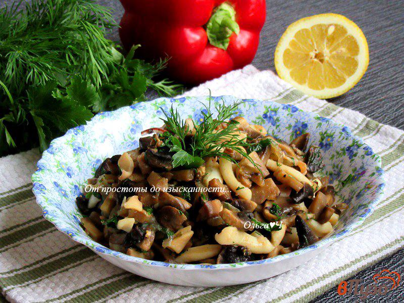 Фото приготовление рецепта: Закуска из грибов с кальмаром шаг №5