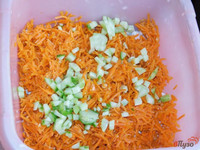 Фото приготовление рецепта: Куриный салат с грибами и морковью по-корейски шаг №3