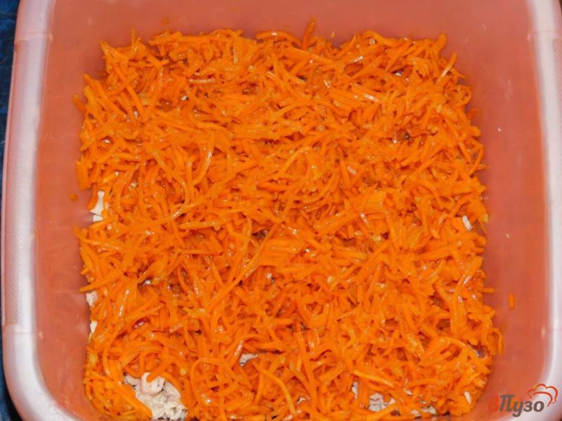 Фото приготовление рецепта: Куриный салат с грибами и морковью по-корейски шаг №2