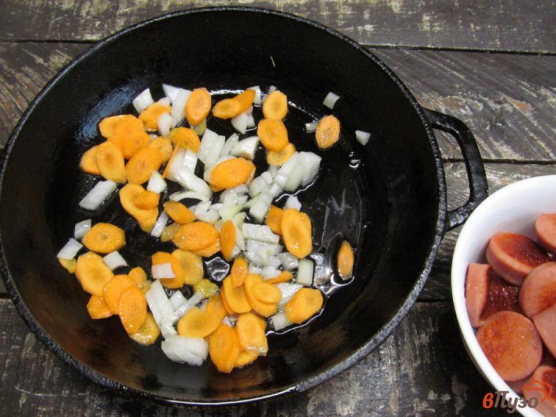 Фото приготовление рецепта: Тушеная капуста с картофелем и сосисками шаг №3