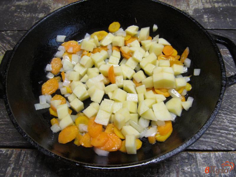 Фото приготовление рецепта: Тушеная капуста с картофелем и сосисками шаг №4