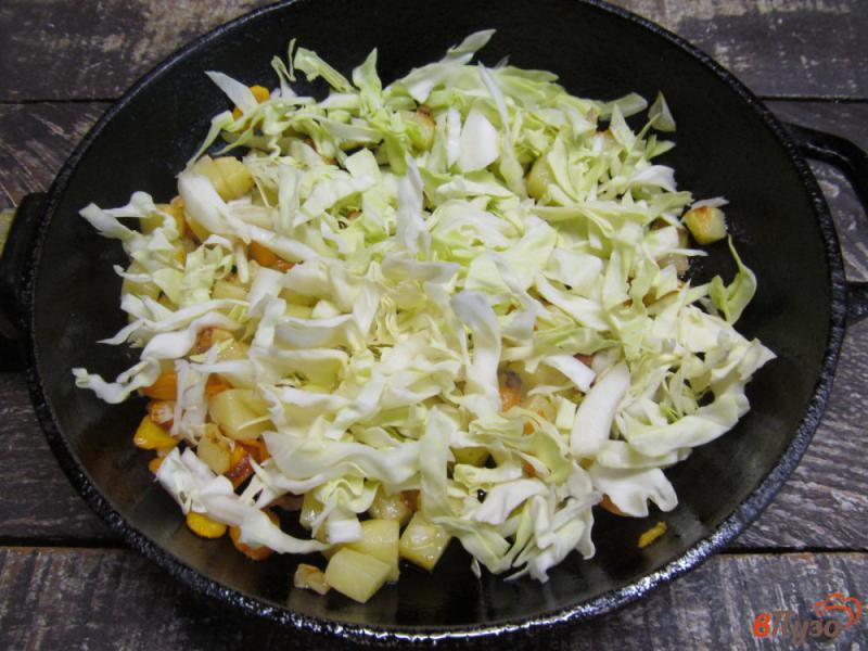 Фото приготовление рецепта: Тушеная капуста с картофелем и сосисками шаг №5