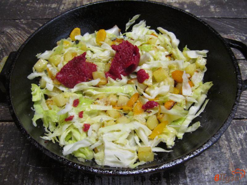Фото приготовление рецепта: Тушеная капуста с картофелем и сосисками шаг №6