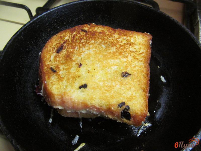 Фото приготовление рецепта: Горячий сладкий бутерброд из кулича шаг №6