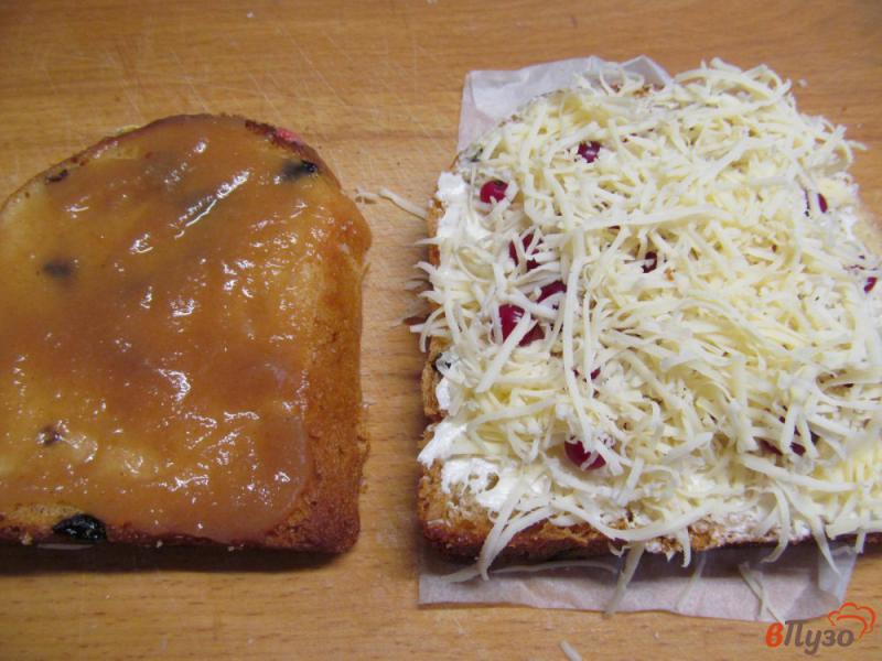 Фото приготовление рецепта: Горячий сладкий бутерброд из кулича шаг №5