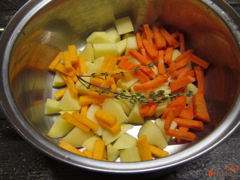 Фото приготовление рецепта: Пшеничный суп с тыквой и консервированным горошком шаг №2