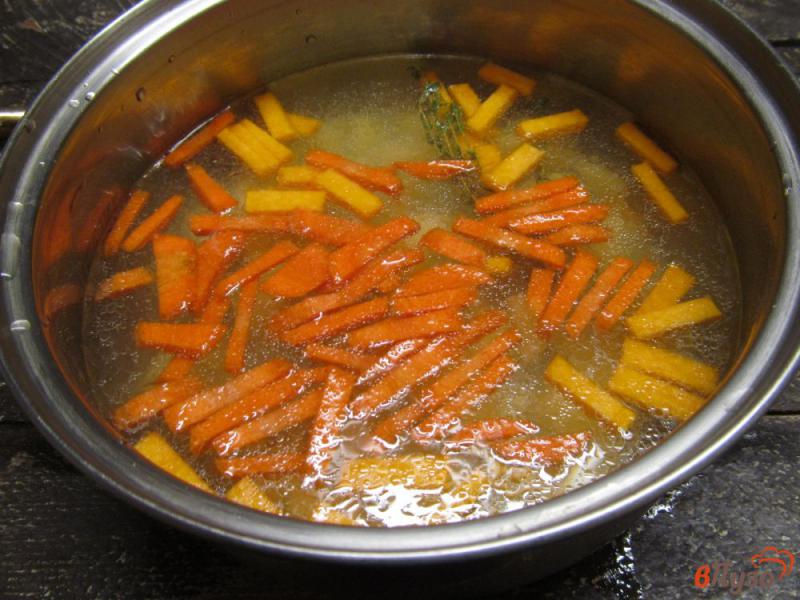 Фото приготовление рецепта: Пшеничный суп с тыквой и консервированным горошком шаг №3